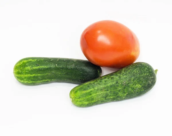 Rote Tomate und Gurke zusammen auf weißem Hintergrund — Stockfoto
