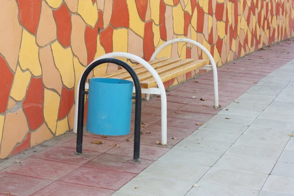 Bench with urn — Stock Photo, Image
