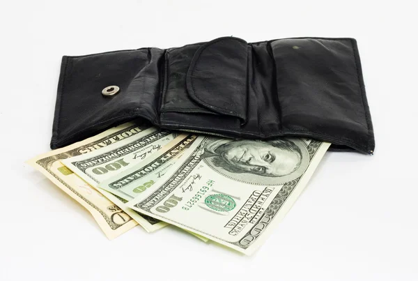 Černá kožená peněženka s deseti a sto dolarů — Stock fotografie