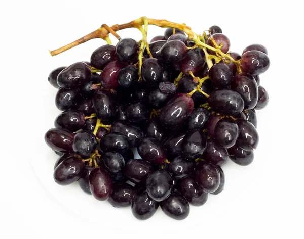 Пучок чорного винограду ізольований на білому тлі — стокове фото