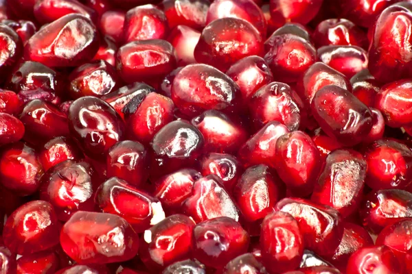 Extremo primer plano fondo de una fruta de granada madura jugosa roja —  Fotos de Stock