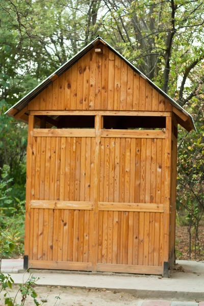 Casa de madera en madera — Foto de Stock
