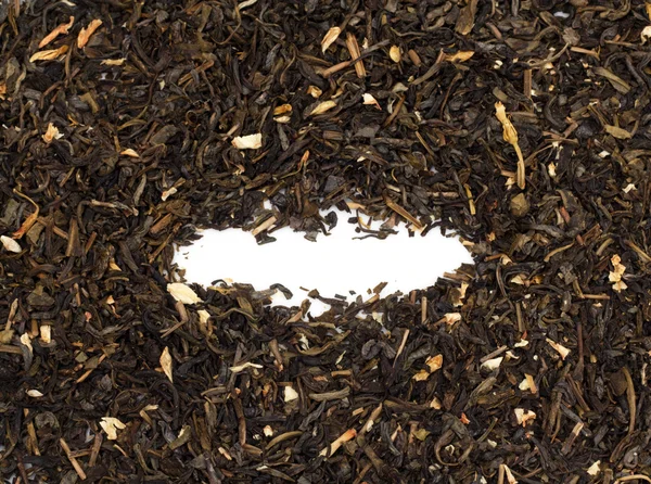 Beyaz arkaplanda kuru yeşil çay — Stok fotoğraf