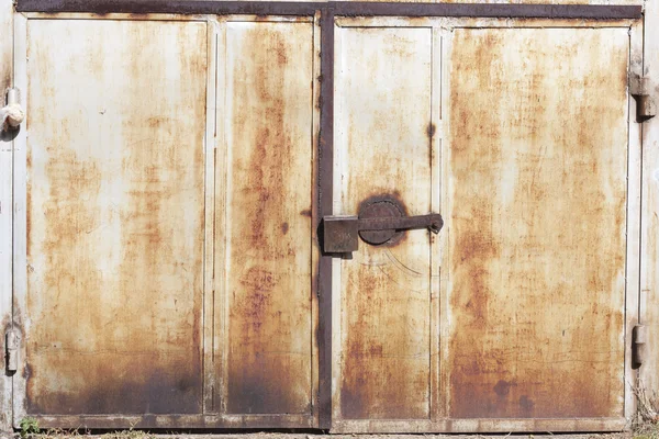 Aanval door corrosie poort van garage — Stockfoto