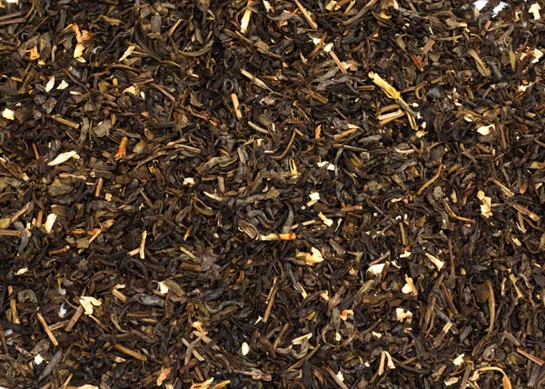 Chá verde seco no fundo branco — Fotografia de Stock