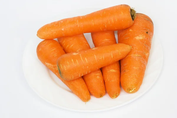 Ώριμα φρέσκα καρότα σε λευκό φόντο. — Φωτογραφία Αρχείου