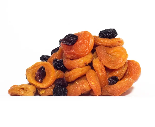 Russin och torkade aprikoser isolerad på vit bakgrund — Stockfoto
