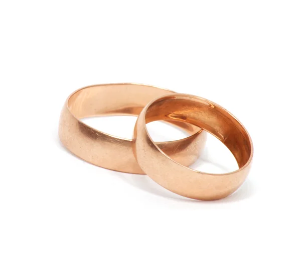Dos anillos de oro aislados en blanco — Foto de Stock