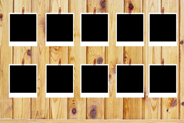 Conjunto de dez quadros antigos de polaróides em branco deitados sobre uma superfície de madeira — Fotografia de Stock