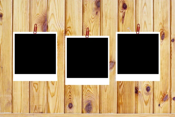 Conjunto de tres viejos marcos de polaroids en blanco que yacen sobre una superficie de madera — Foto de Stock