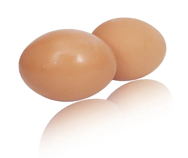 Два коричневых яйца изолированы на белом фоне — стоковое фото