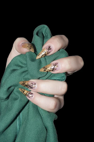Mão das mulheres com uma bela manicure — Fotografia de Stock