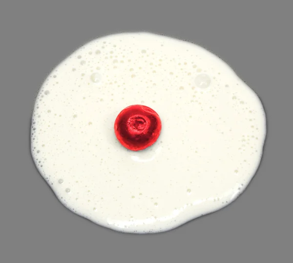 Cereja em iogurte — Fotografia de Stock