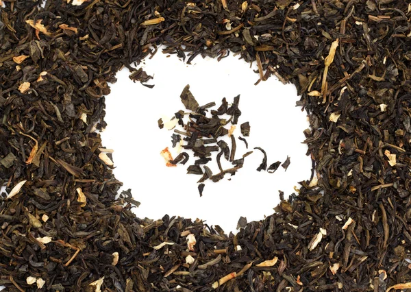 Сухой зеленый чай на белом фоне — стоковое фото