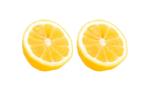 Frische Zitronenhälften auf weißem Hintergrund — Stockfoto