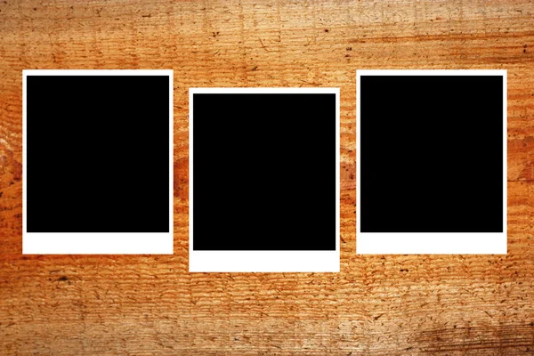 Σύνολο τρία παλιά κενό polaroids πλαισίων που βρίσκεται σε μια ξύλινη επιφάνεια — Φωτογραφία Αρχείου