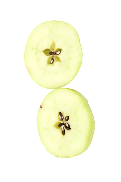 Manzana verde fresca cortada en rodajas. aislado sobre fondo blanco — Foto de Stock