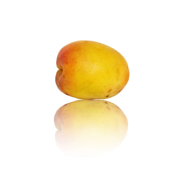 Verse en rijpe abrikoos geïsoleerd op een witte achtergrond — Stockfoto