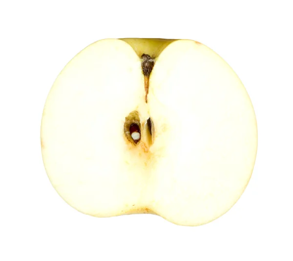 Жёлтое яблоко, нарезанное на белом — стоковое фото