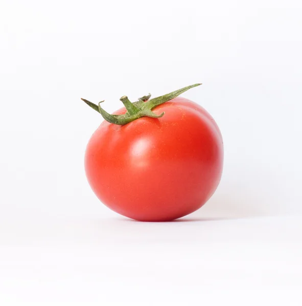 在白色背景上的一个红番茄的特写 — 图库照片