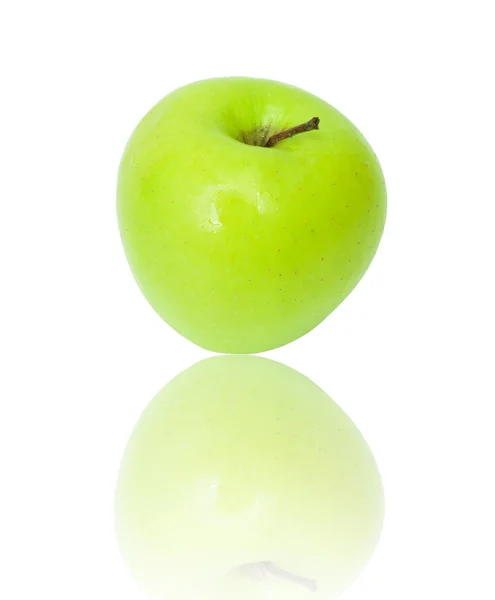 Una mela verde matura. Isolato su bianco — Foto Stock