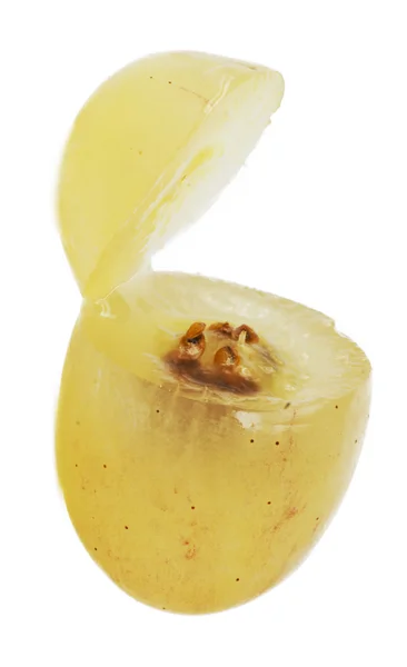 Doorschijnend segment van druiven fruit, macro geïsoleerd op wit — Stockfoto
