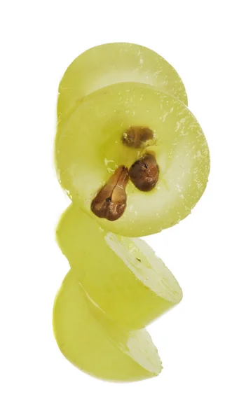 Fetta traslucida di uva verde, macro isolata su bianco — Foto Stock