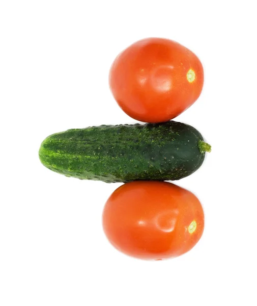 Iki domates izole ve beyaz bir salatalık — Stok fotoğraf