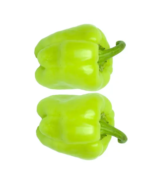 Twee groene paprika's geïsoleerd op witte achtergrond — Stockfoto