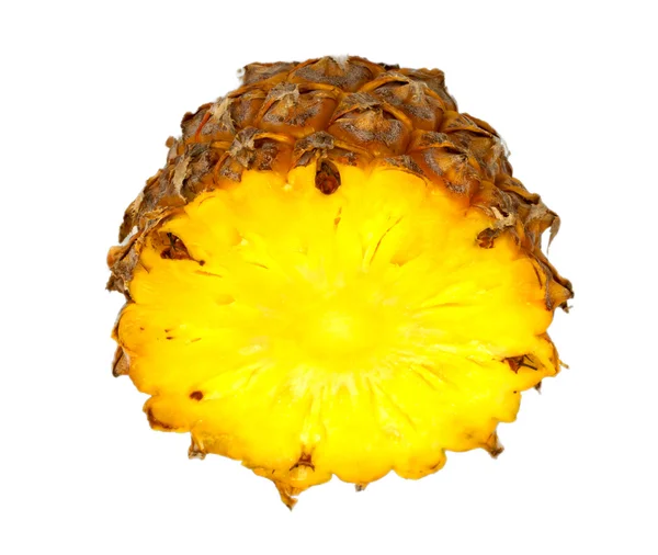 Fresco taglio incrociato di ananas maturo. Isolato su un bianco . — Foto Stock
