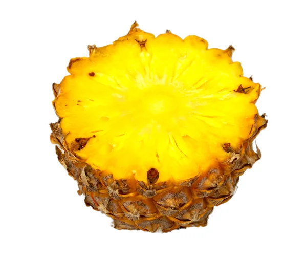 Verse cross cut van rijp ananas. geïsoleerd op een witte. — Stockfoto