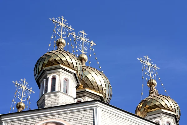 Gyllene kupol av den ortodoxa kyrkan med blå himmel bakgrund, rus — Stockfoto