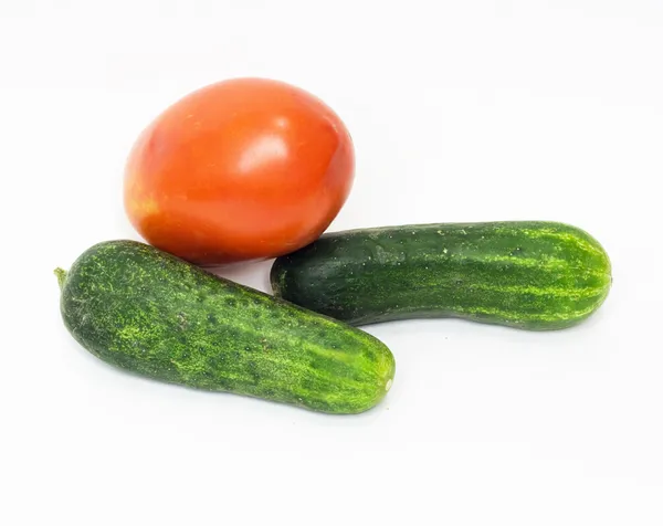 Rode tomaat en komkommer samen op een witte achtergrond — Stockfoto
