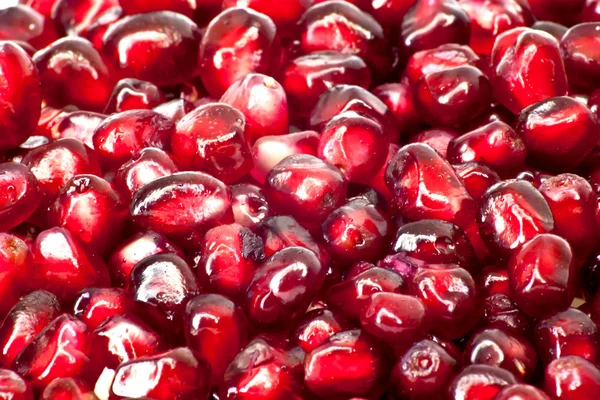 Extreme close-up achtergrond van een rode sappige rijp granaatappel-frui — Stockfoto