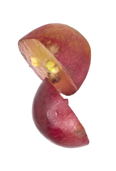 Vörös szőlő gyümölcs, makró elszigetelt fehér áttetsző szelet — Stock Fotó