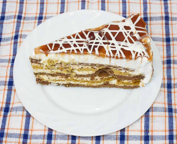 Gâteau sur fond blanc — Photo