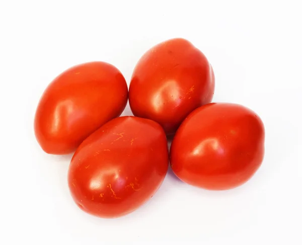 Quatre tomates mûres isolées sur fond blanc — Photo