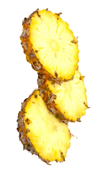Três fatias de ananas, isoladas sobre fundo branco, com luz sh — Fotografia de Stock
