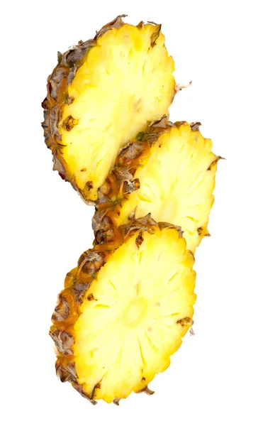 Drei Ananasscheiben, isoliert auf weißem Hintergrund, mit hellem — Stockfoto