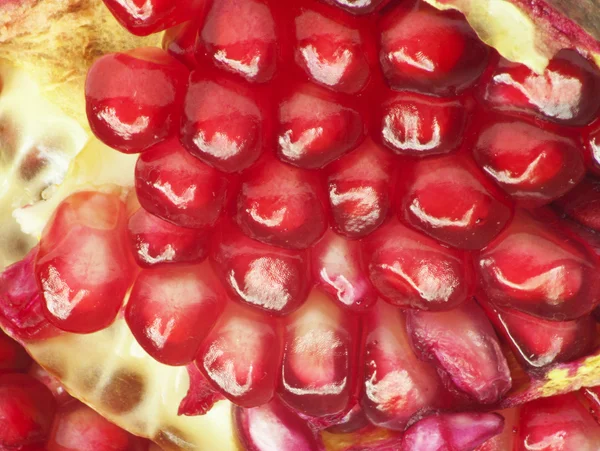 Äärimmäinen lähikuva tausta punainen mehukas kypsä granaattiomena frui — kuvapankkivalokuva