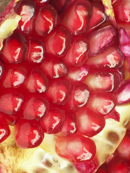 極端なクローズ アップ赤ジューシーな熟したザクロ フルーツの背景 — ストック写真