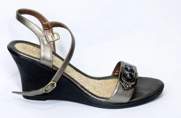 Бежево-золотые женские новые лакированные туфли на шпильках — стоковое фото