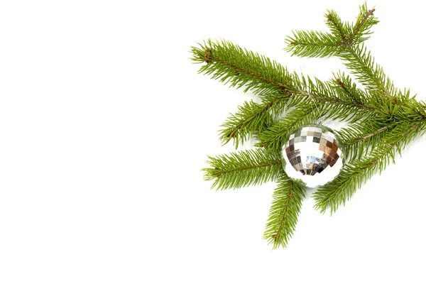 Χριστούγεννα δέντρο μπάλα κρέμονται σε έναν κλάδο χριστουγεννιάτικο δέντρο, απομονωμένη — Φωτογραφία Αρχείου