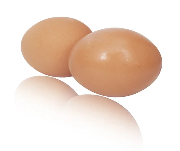 Twee bruin eieren geïsoleerd op witte achtergrond — Stockfoto
