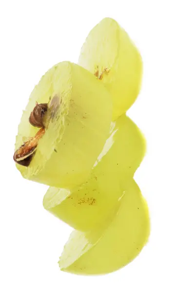 Напівпрозорий шматочок зеленого винограду, макрос ізольований на білому — стокове фото