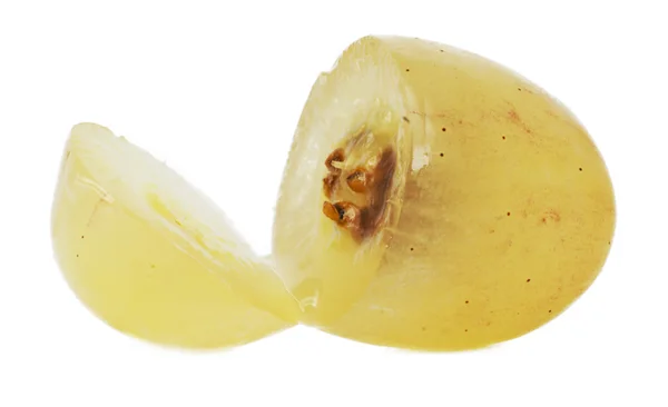 Yarı saydam üzüm meyve, üzerinde beyaz izole makro dilim — Stok fotoğraf