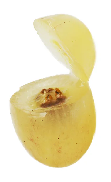 Напівпрозорий шматочок плодів винограду, макро ізольований на білому — стокове фото
