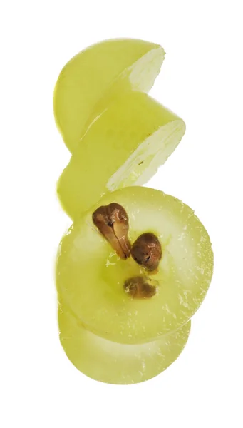 Genomskinlig skiva av gröna druvor frukt, makro isolerad på vit — Stockfoto