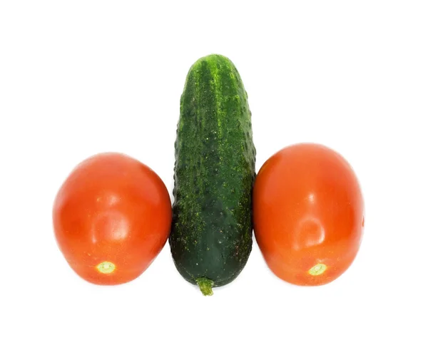 Twee tomaten werden geïsoleerd en een komkommer op wit — Stockfoto