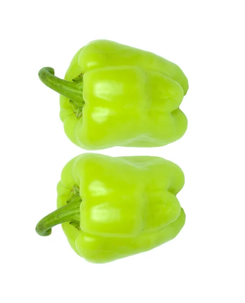 Два зеленых перца изолированы на белом фоне — стоковое фото